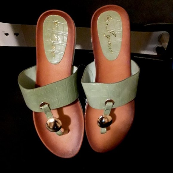 SANDALS (MY WHOLE CLOSET IS ANY 2 FOR $15  JUST BUNDLE AND SEND OFFER) - Picture 4 of 6